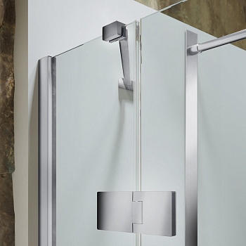 Стеклянная угловая душевая перегородка с распашной дверью и добором